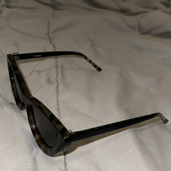 Sunglass bundle - Picture 2 of 3